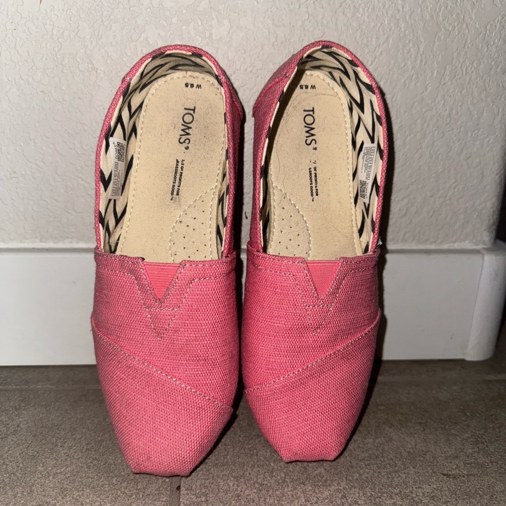 TOMS Women's Pink Canvas Loafers
